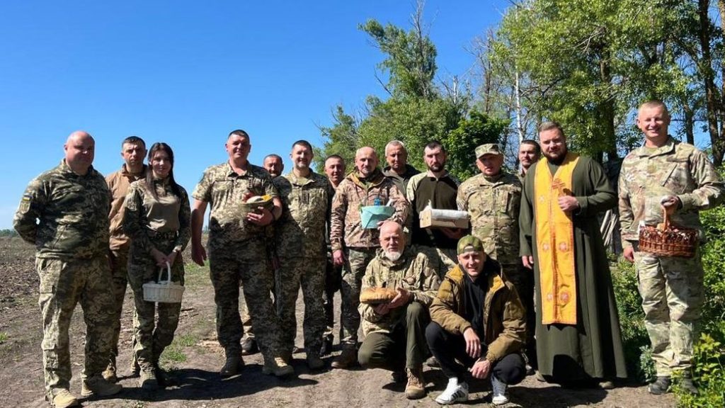 Молитва, сповідь та освяченя паски: бійці 105 бригади тероборони ЗСУ зустріли Великдень на передовій