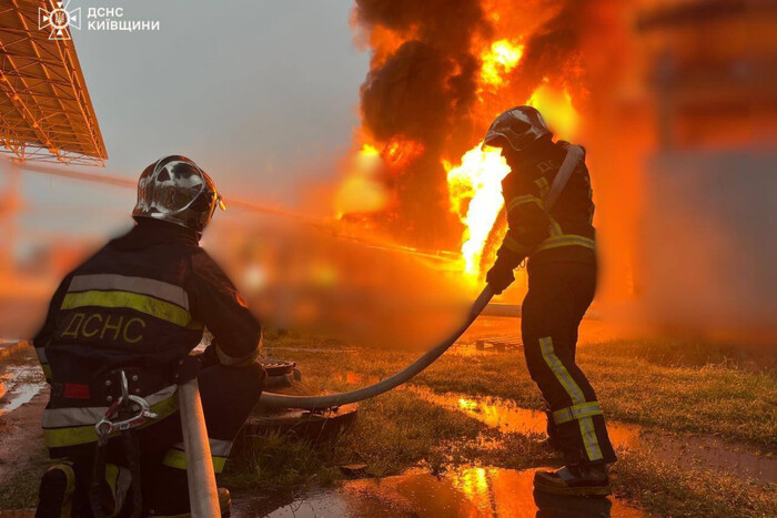 На Київщині рятувальники гасять пожежу, яка виникла внаслідок нічної атаки