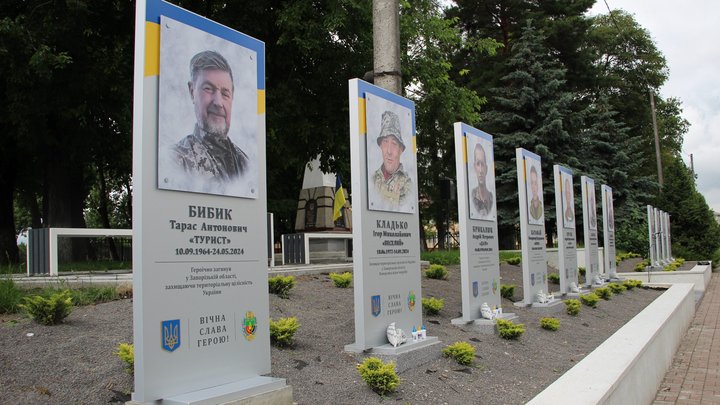 У селі Ямниця на Івано-Франківщині встановили стенд полеглому бійцю Тарасу Бибику