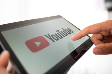 YouTube заблокував сторінки п’ятьох виконавців пісень із РФ, які потрапили під антиросійські санкції ЄС через підтримку Путіна