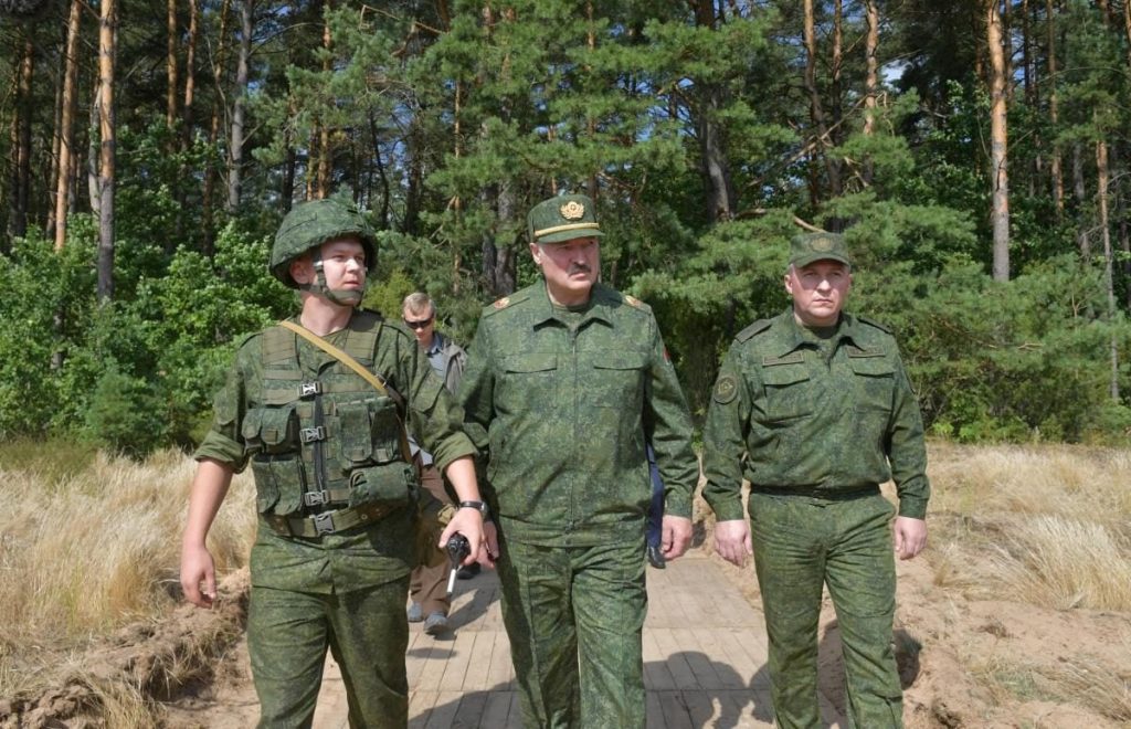 Білорусь стягує війська до кордону з Україною: що відомо