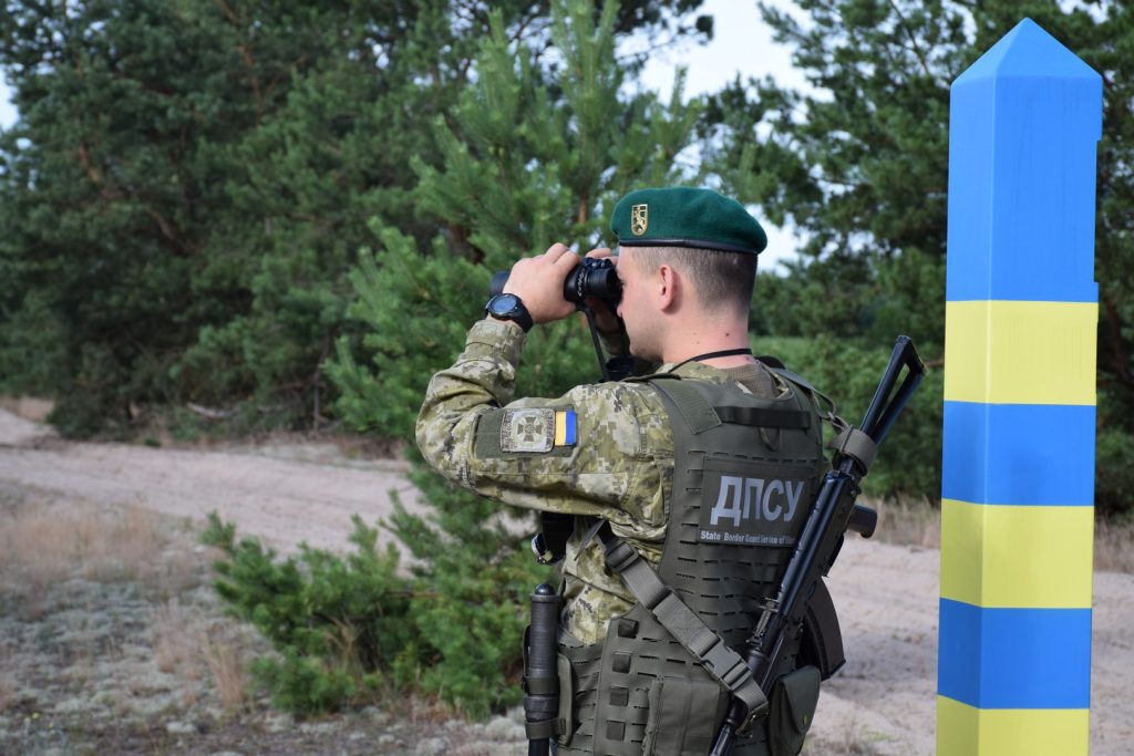 Ледь не підірвалися на мінах: ДПСУ затримала чоловіків, які намагалися втекти до Білорусі