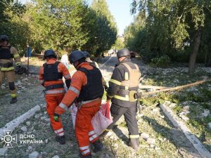 У Дніпрі показали наслідки нічної ракетної атаки. Під вогонь потрапила “швидка”