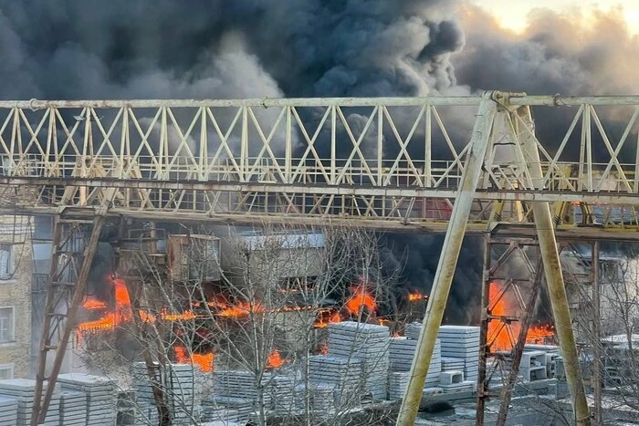 У Єкатеринбурзі палає цех з виробництва полістиролу